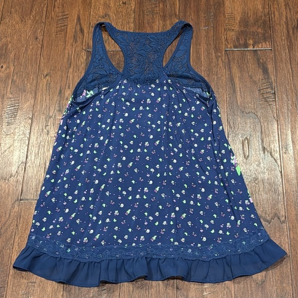 Medium Floral Blue Sleeveless Top - Picture 3 of 15